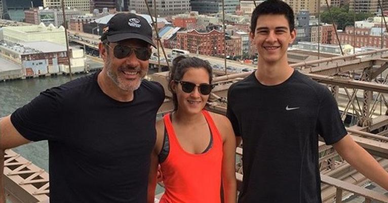 William Bonner aparece barbudo em férias com a família em Nova York