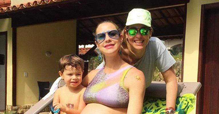 Ao lado do filho, Luana Piovani exibe seu barrigão de 8 meses de gestação