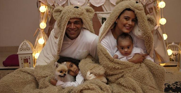 Luciele di Camargo e Denílson organizaram Festa do Pijama com os filhos e amigos