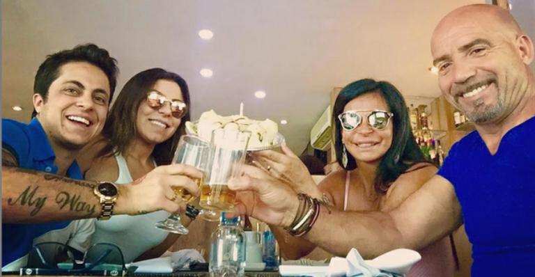 Namorada de Thammy faz selfie com Gretchen: ‘Ela brilha muito’