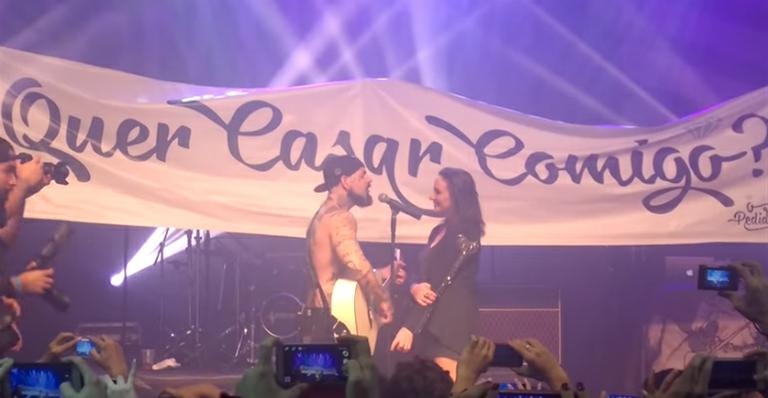Tico Santa Cruz pede Luciana Rocha em casamento em show
