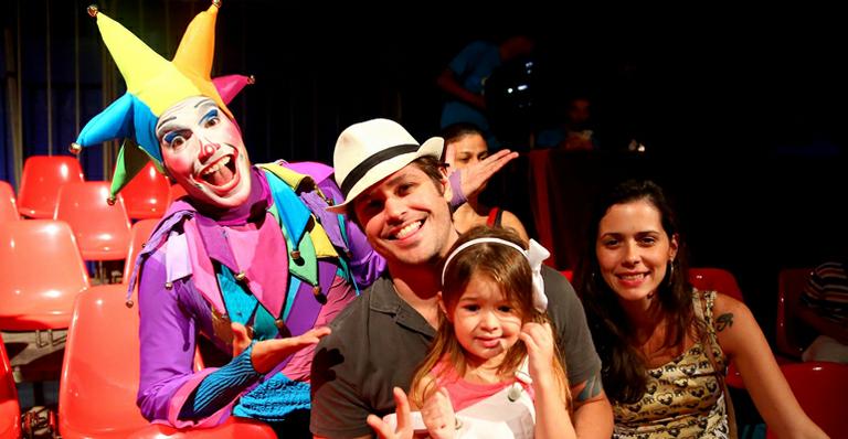 Dado Dolabella leva a filha caçula, Ana Flor, ao circo