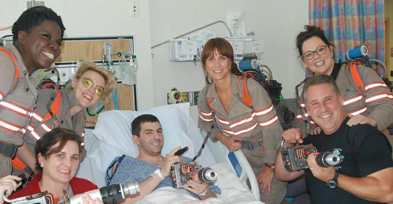 Elenco do filme ‘Caça-Fantasmas’ visita pacientes de hospital