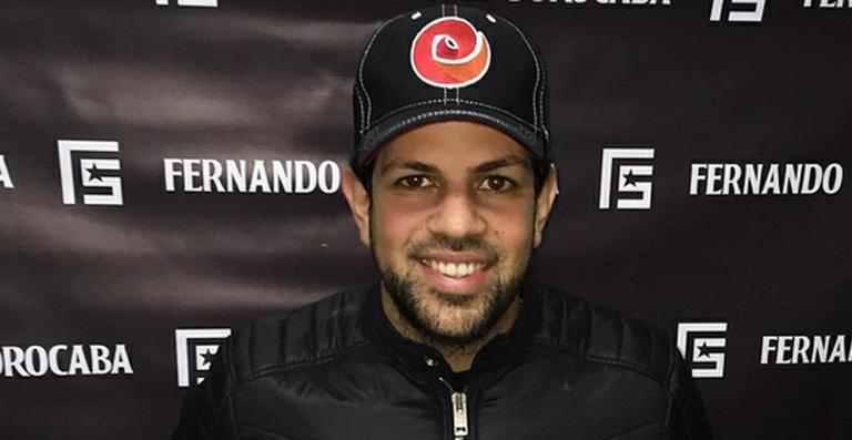 Cantor Sorocaba cai em show no interior do Rio de Janeiro