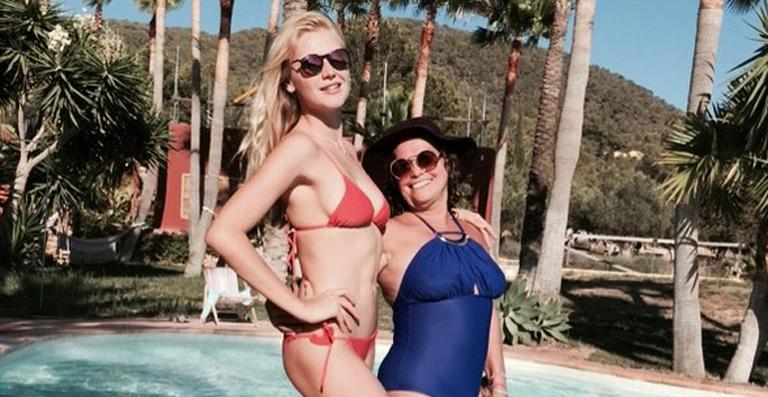 Em Ibiza, a mãe de Ronaldo, Sônia Nazário, posa com a nora, Celina Locks
