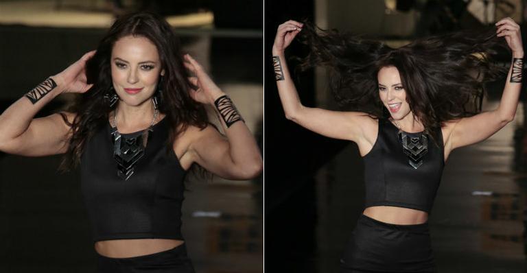 Paolla Oliveira esbanja beleza e simpatia na passarela de desfile de moda
