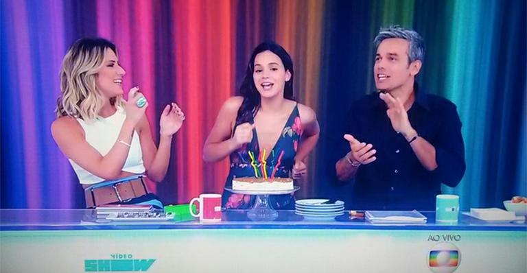 Com bolo e brigadeiro, Bruna Marquezine comemora aniversário no Video Show e agradece apoio da mãe