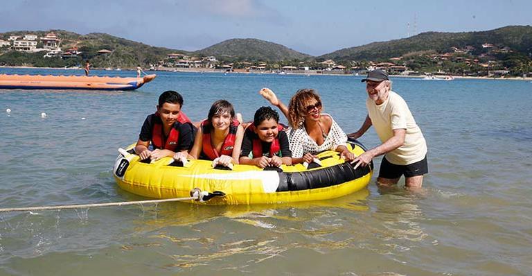 Valéria Valenssa: relax com o clã em Búzios