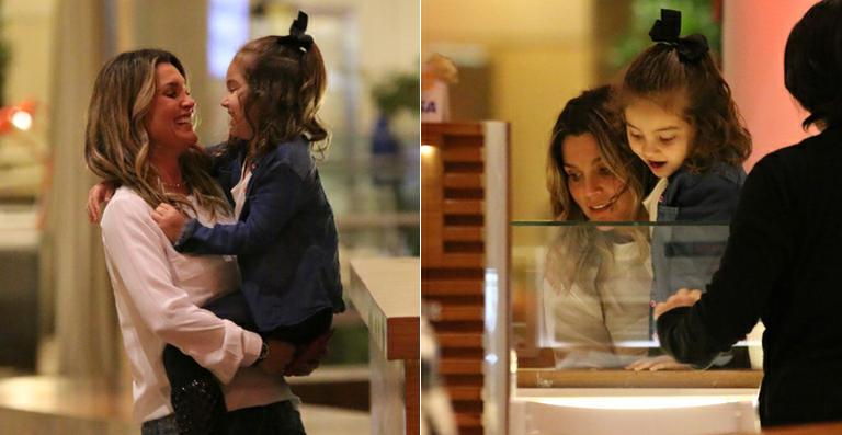 Flávia Alessandra brinca com Olivia em shopping