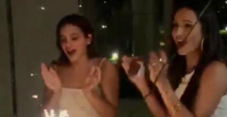 Bruna Marquezine e Thaíssa Carvalho comemoram aniversário juntas