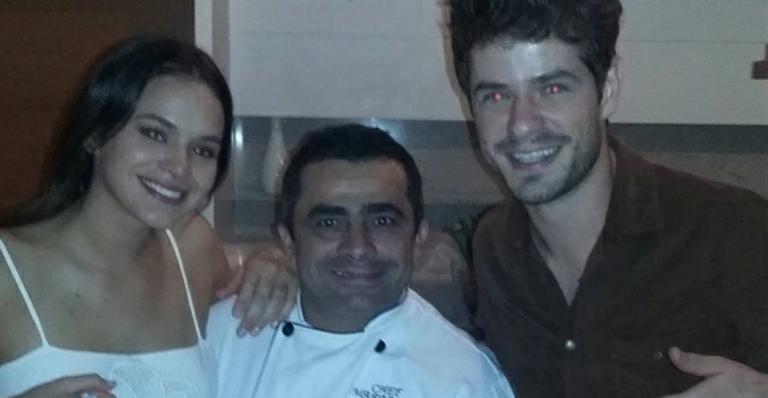 Mauricio Destri vai à festa de aniversário de Bruna Marquezine