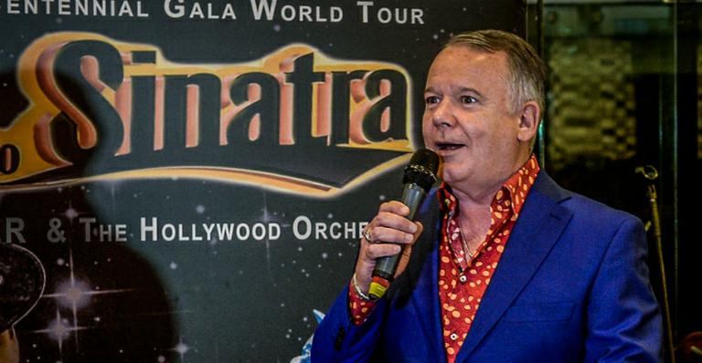 Cantor britânico Louis Hoover canta sucessos de Frank Sinatra em shopping de São Paulo