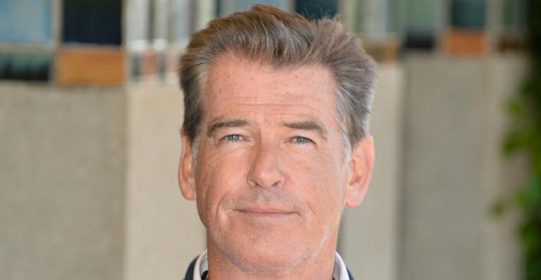 Pierce Brosnan tenta embarcar com uma faca e é parado no aeroporto