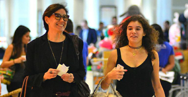 Lília Cabral embarca sorridente com a filha de 19 anos em aeroporto