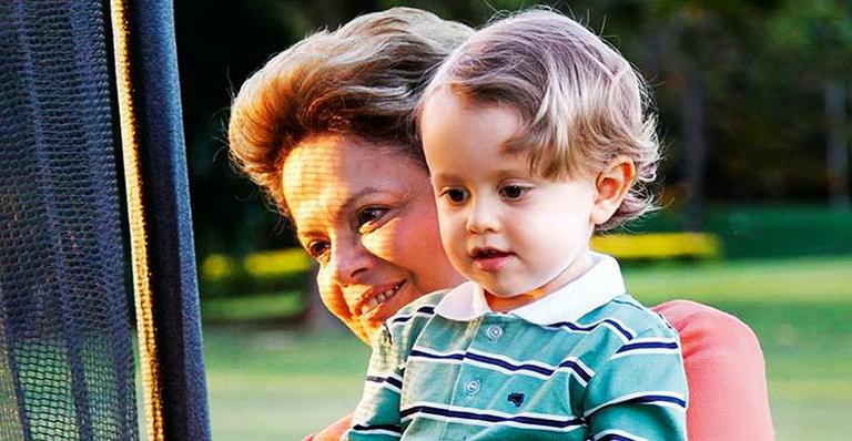 Vovó coruja: Dilma Rousseff mima Gabriel
