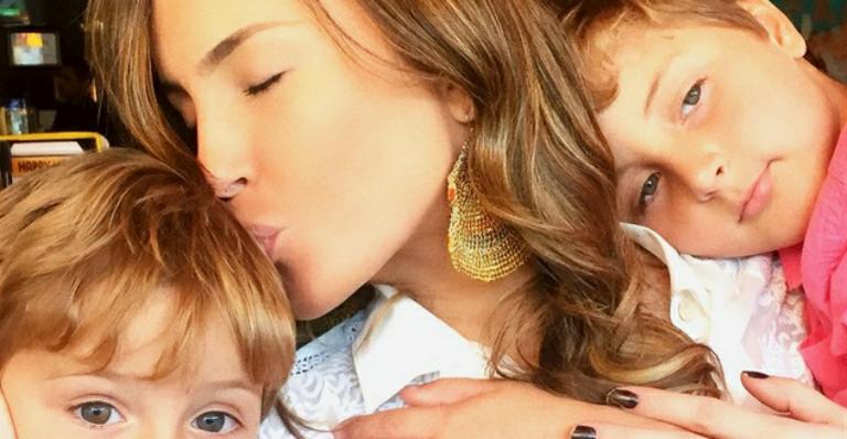 Claudia Leitte mostra semelhança com os filhos
