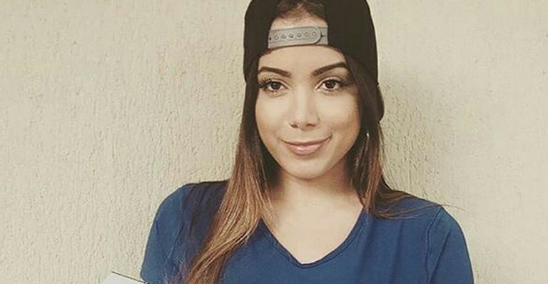 Anitta vira entregadora de pizza: ‘Tô amando’