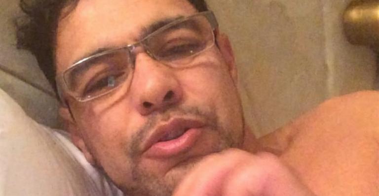 Zezé di Camargo posa descabelado na cama e brinca: “Coragem de encarar o espelho”