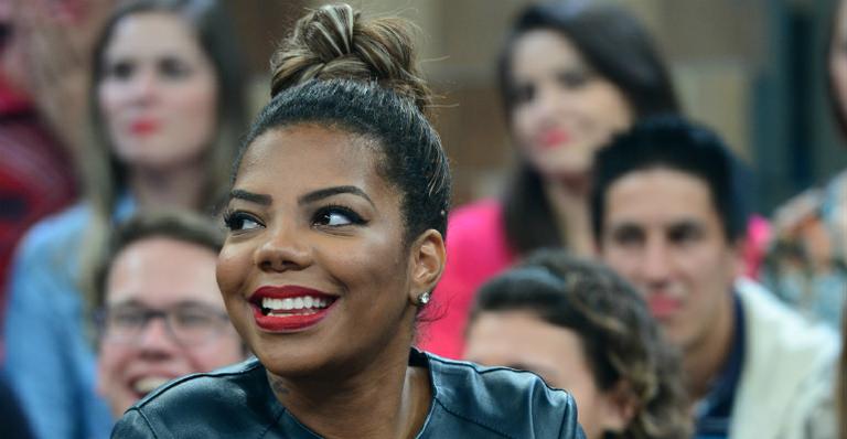 Ludmilla mostra troca de roupa para os fãs e exibe corpo em forma