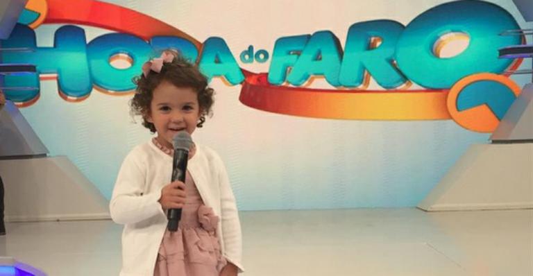 Rodrigo Faro mostra a filha de 2 anos apresentando seu programa na Record