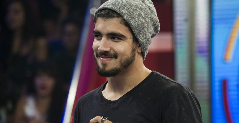 Caio Castro curte férias na Praia do Rosa