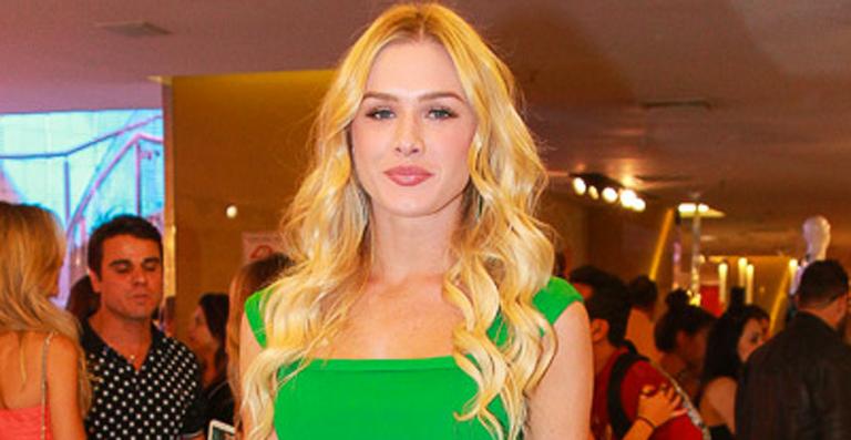 Fiorella Mattheis prestigia encontro de moda em SP