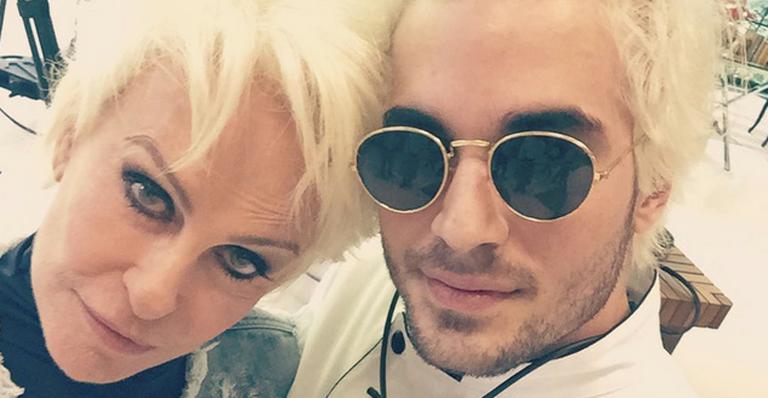 Loiro platinado, Fiuk posa com Ana Maria Braga e brinca: ‘Separados na maternidade’