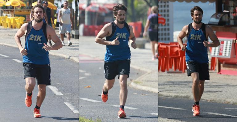 Rafael Cardoso corre na orla da Barra da Tijuca, no Rio