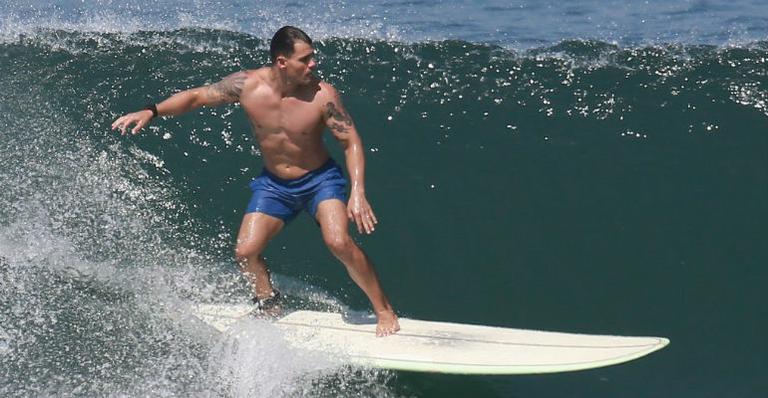 Juliano Cazarré surfa na praia da Macumba no Rio de Janeiro