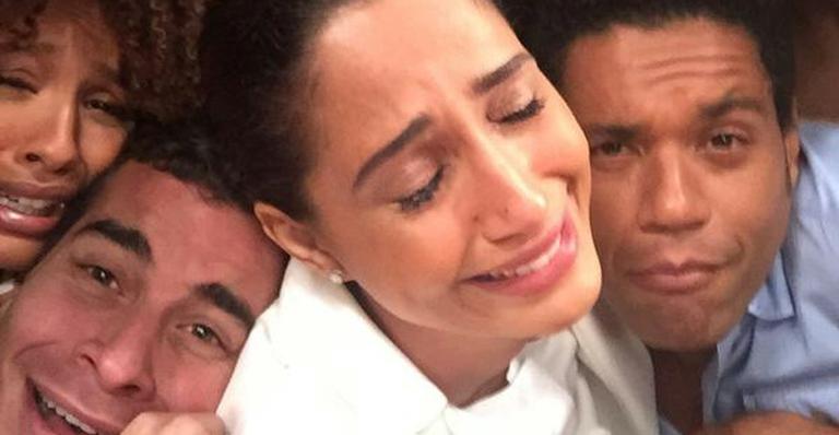 Camila Pitanga faz selfie ‘depressiva’ com elenco de Babilônia