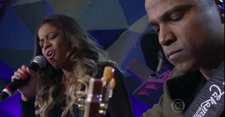 Filha de Alexandre Pires surpreende em apresentação na TV ao lado do pai