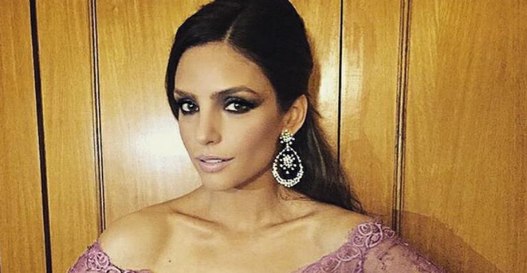 Após separação, Carol Celico usa vestido decotado em festa de casamento