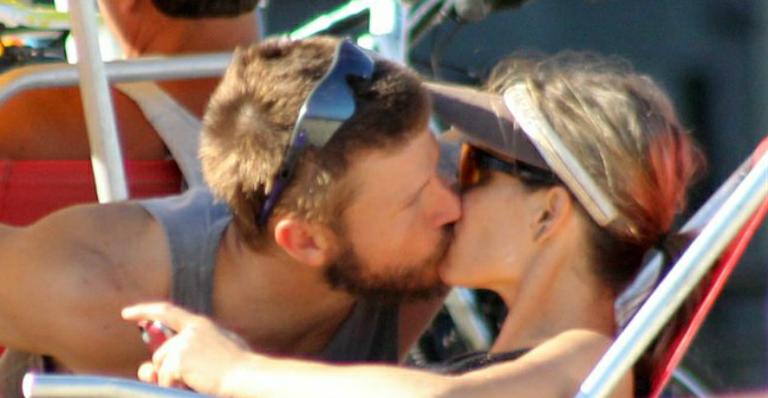 Fernanda Lima e Rodrigo Hilbert trocam beijos em praia do Rio