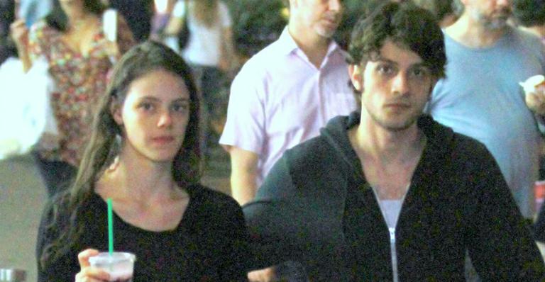 Despojados, Chay Suede e Laura Neiva passeiam pelo Rio de Janeiro