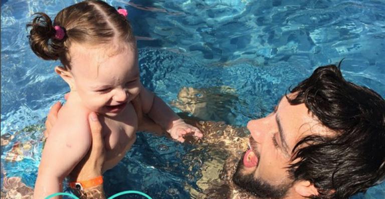 Que fofos! Rafael Cardoso se diverte na piscina com a filha