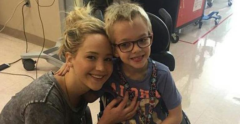 Jennifer Lawrence visita hospital infantil no intervalo das filmagens de ‘X-Men: Apocalipse’