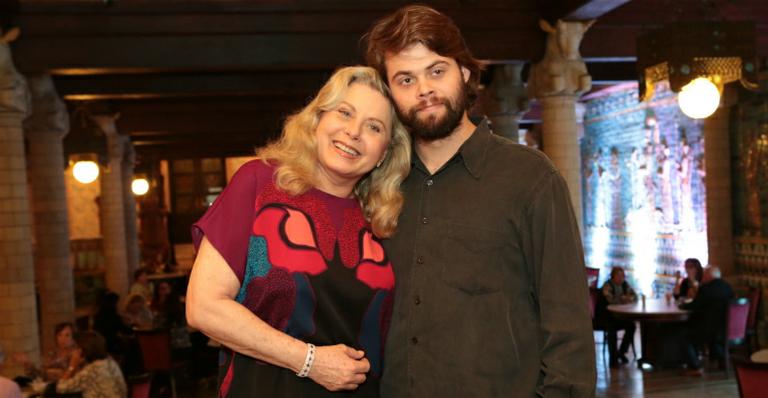 Ele cresceu! Gabriel Camargo faz rara aparição ao lado da mãe Vera Fischer