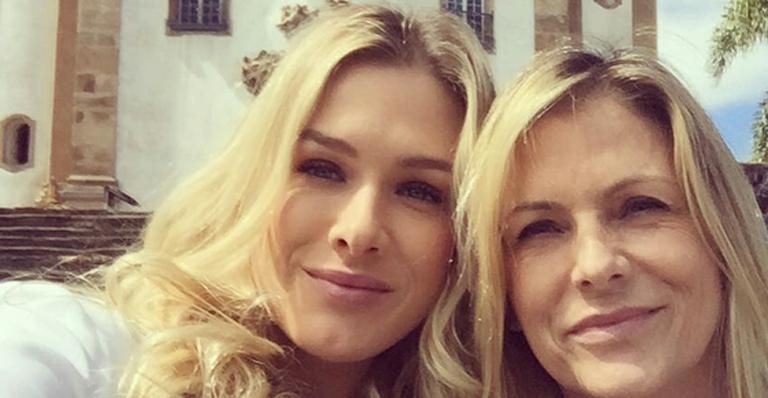 Fiorella Mattheis posta foto com a mãe e impressiona por semelhança