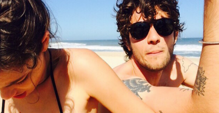 Laura Neiva vai à praia com Chay Suede e mostra tatuagens do namorado