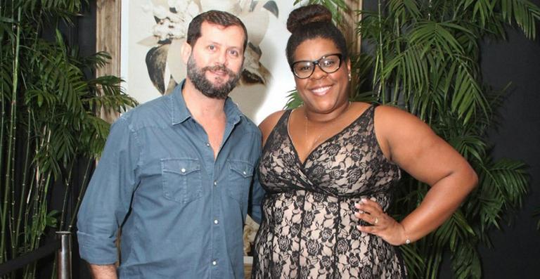 Recém-casada, Cacau Protásio curte festa com o marido, Janderson Pires