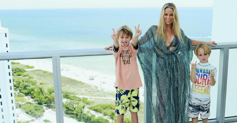 Danielle Winits com Noah e Guy em Miami