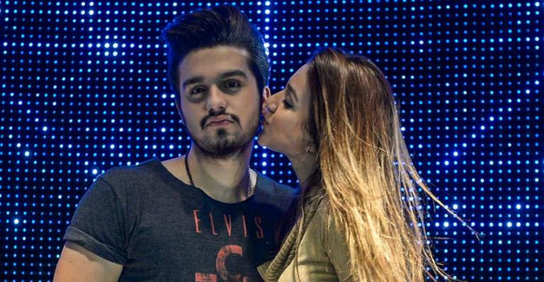 Luan Santana ganha beijo da irmã em gravação de comercial