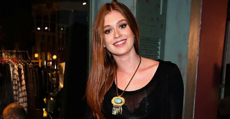 Marina Ruy Barbosa posa ao lado de seu par romântico na próxima novela das 7