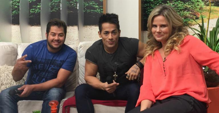 Cantor sertanejo Tiago fala sobre botox: “o erro foi meu”