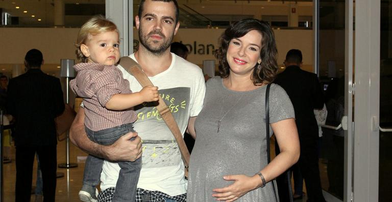 Após parto do segundo filho, Regiane Alves recupera boa forma: ‘Dá uma alegria’