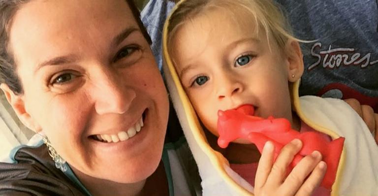Vanessa Lóes mostra a primeira aula de natação da filha