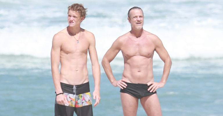 Marcello Novaes curte praia com o filho, Pedro