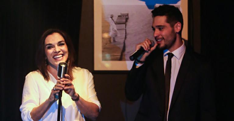 Bruno Fagundes canta com a mãe, Mara Carvalho, em show