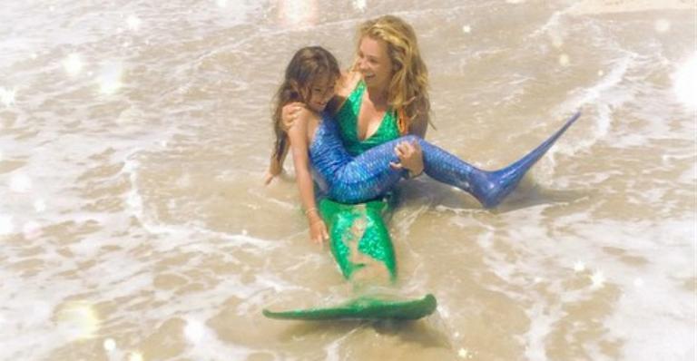 Vestida de sereia, Thalía posa na praia com a filha