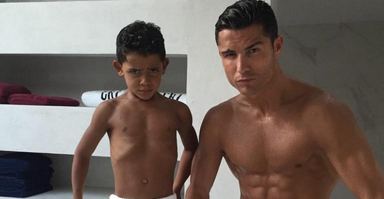 Cristiano Ronaldo se diverte em foto com herdeiro
